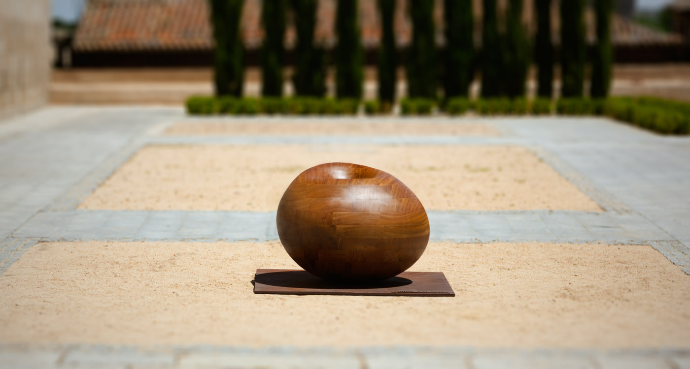 Escultura urbana de Jorge Palacios en el Museo de Santa Cruz
